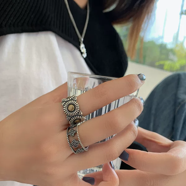 Korean and Japanese Retro Daisy Ring for Women, Plated, Trendy Hip-Hop Punk Style, Internet Celebrity Fashion, Adjustable Index Finger Ring