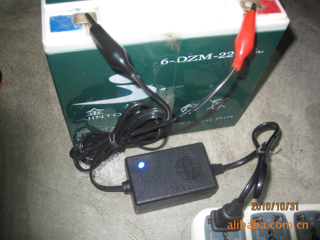 批发供应12V车充电器 铅酸电池充电器 12V电瓶摩托车充电器