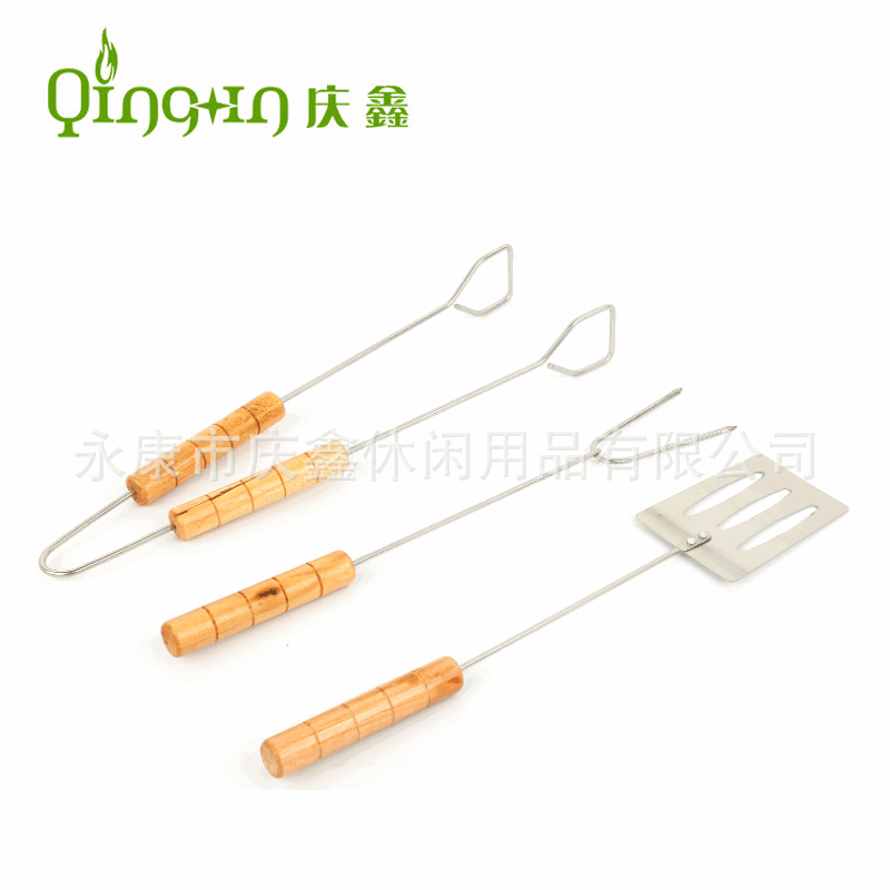 Fuente de la fábrica pequeño triángulo conjunto de herramientas de barbacoa al aire libre hogar combinación de tres piezas conjunto de barbacoa Qingxin