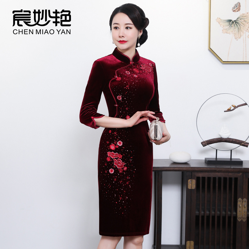 Wedding Mother's Dress Bride's Mother-in-law Wedding Dress Seven-point Sleeve Improved Vertical Collar Cheongsam plus size Gold Velvet Cheongsam Wedding Mother's Dress Bride's Mother-in-law Wedding Dress Seven-point Sleeve Improved Vertical Collar Cheongsam plus size Gold Velvet Cheongsam