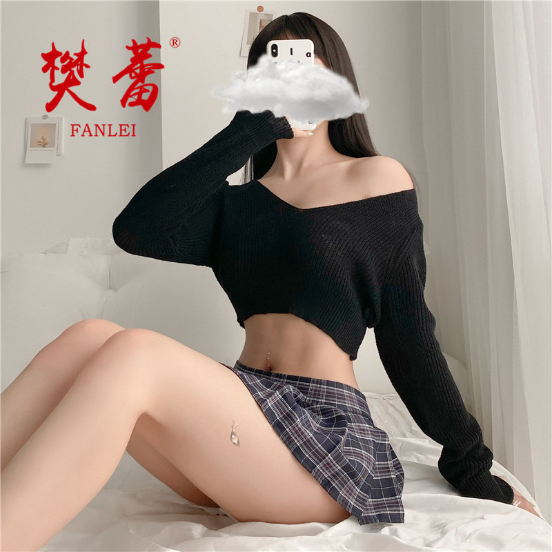 Черный свитер, мини-юбка