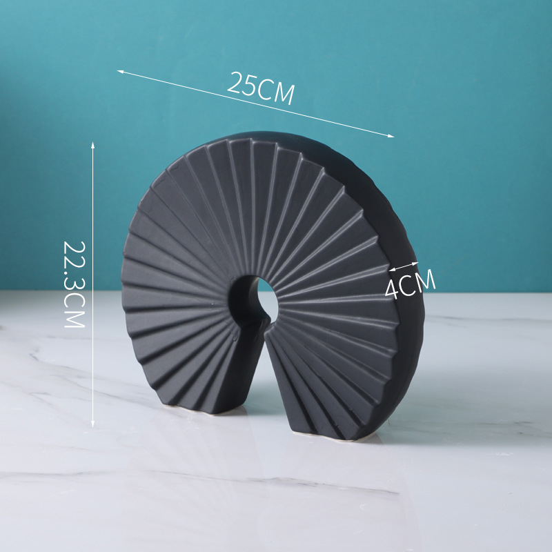 創意的でシンプルな陶磁器の扇形の置物は現代の軽豪華なモデルハウスの売り場にあります。