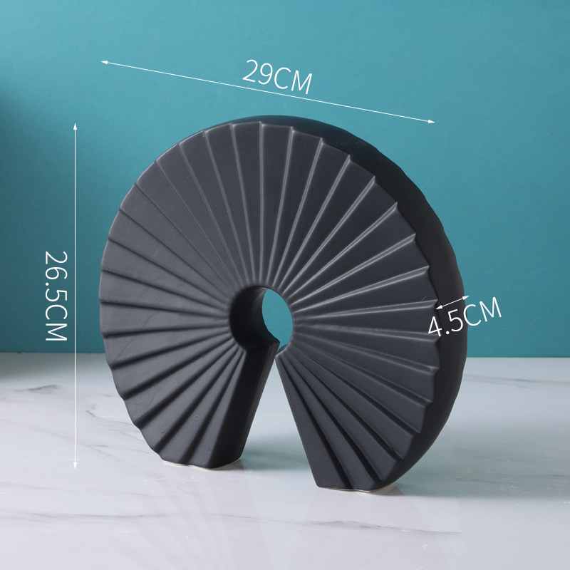 創意的でシンプルな陶磁器の扇形の置物は現代の軽豪華なモデルハウスの売り場にあります。