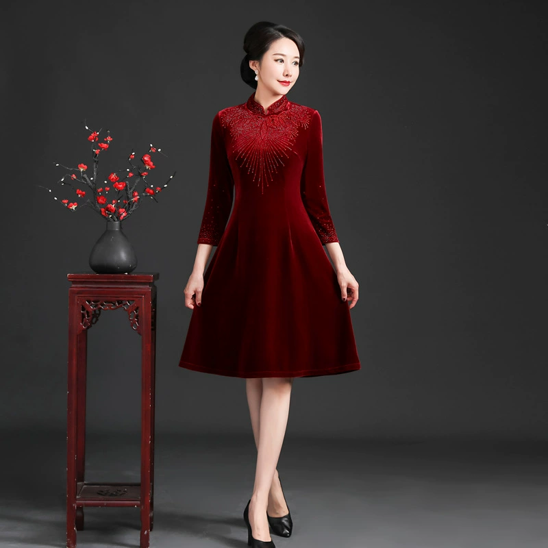 2022 Весна новое женское элегантное и элегантное Золотое бархатное большое маятниковое платье для матери свадебный банкет Xi Po платье поколение волос