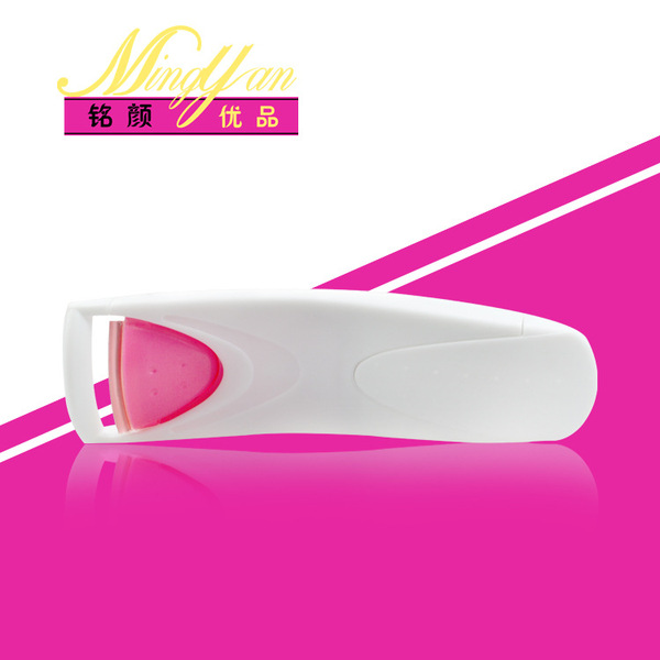 Small eyelash curler for eyelashes