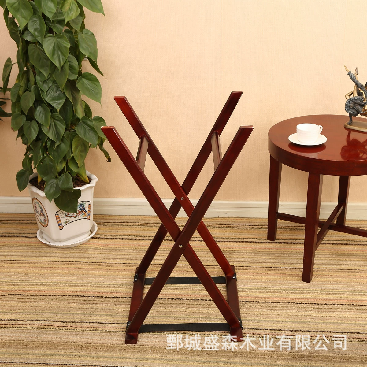 Геро́м solid wood luggage rack?
