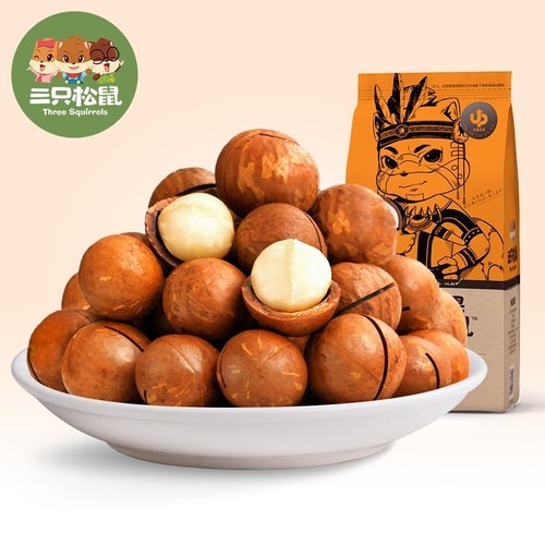 Three Squirrels Nut Mixed Gift Box (including peanuts, pecans, macadamia nuts, Hawaiian nuts, pine nuts, almonds, cashews, and hazelnuts)