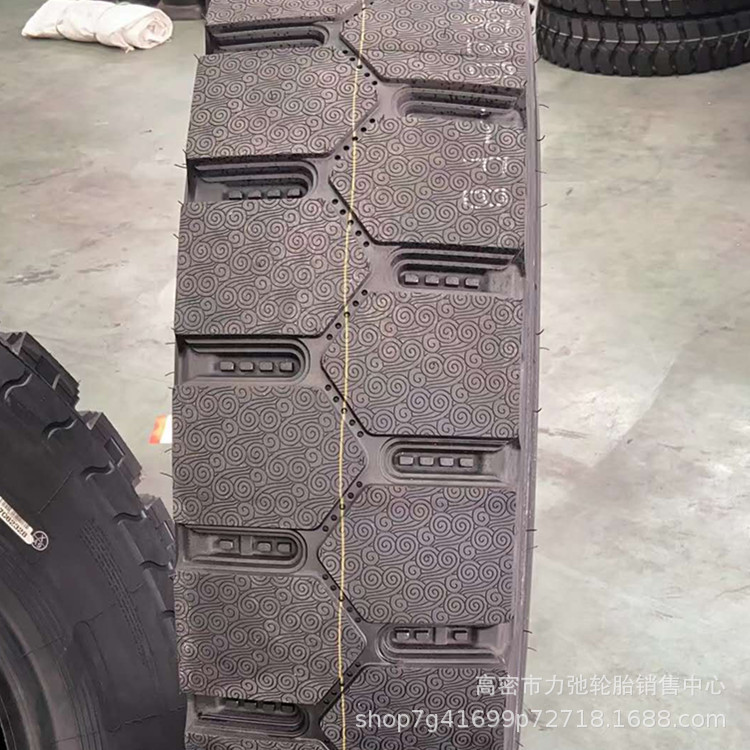 厂家供应1200R20汽车轮胎钢丝胎矿山花纹短途自卸车搅拌车轮胎120