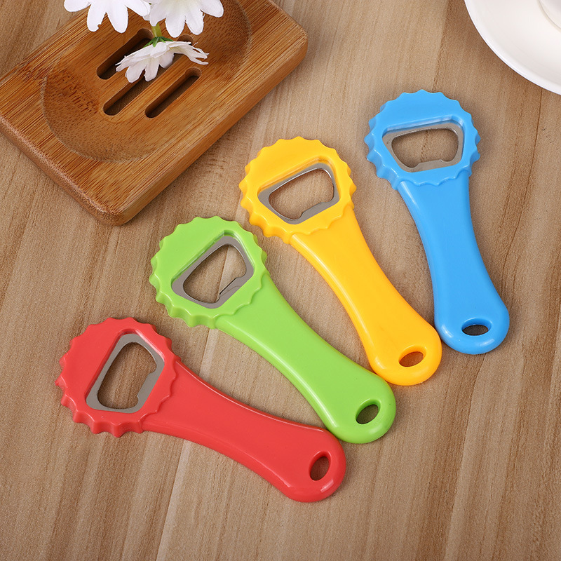 2 yuanes tienda de plástico abridor de botellas de cerveza abridor de botella de tapa dentada ABS color caramelo vino conjunto pequeño regalo imprimible LOGO