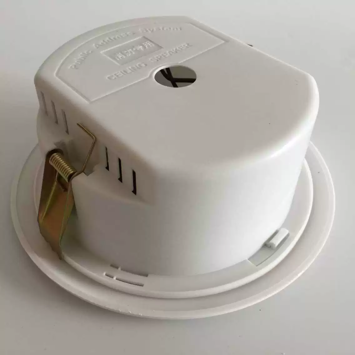 Потолочный дизайн динамик со стереоскопическим проводным звеном с пылезащитным задним крышкой звук стабильный выход с фиксированным давлением