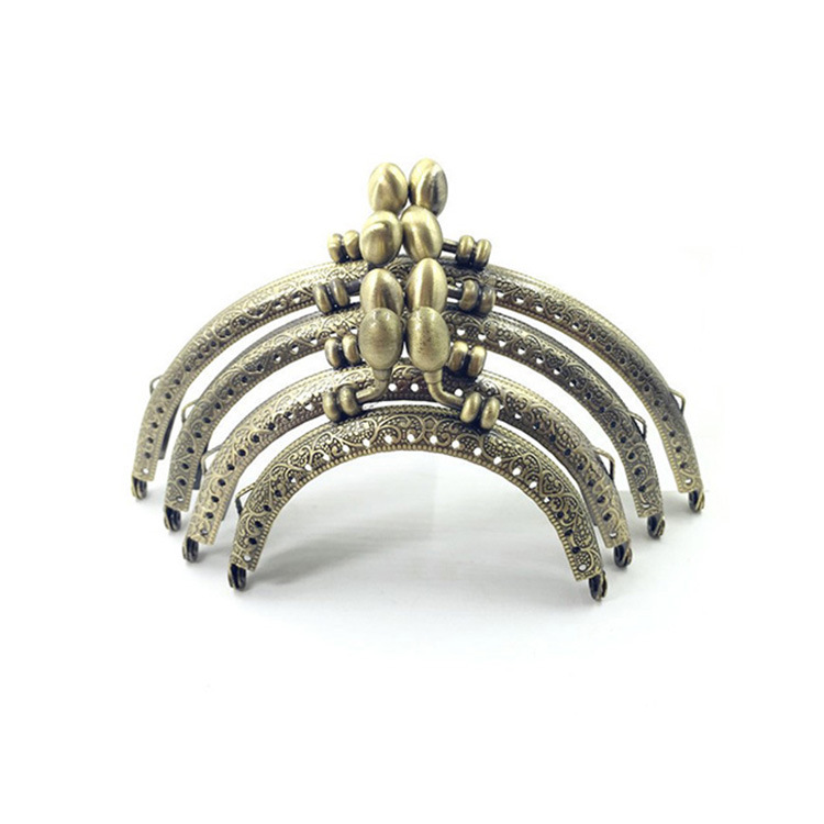 Accesorios de bricolaje bordados 8.510.512.5CM semicircular portátil cuentas de madera serie en relieve gato boca creativa oro