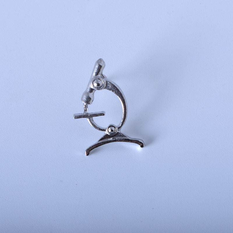 Conjunto de Insignias Creativas de Instrumentos Médicos de Moda: Jeringa, Bisturí, Martillo de Percusión, Microscopio