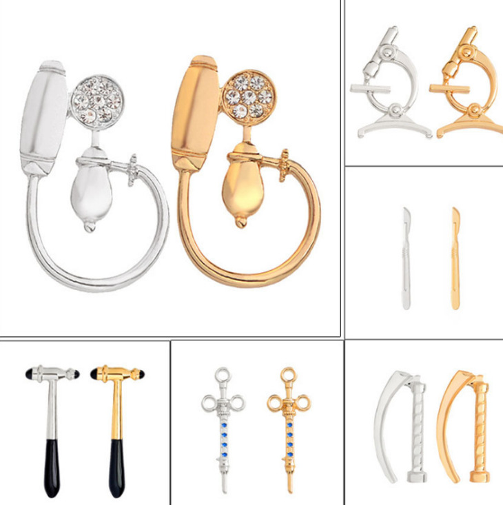 Conjunto de Insignias Creativas de Instrumentos Médicos de Moda: Jeringa, Bisturí, Martillo de Percusión, Microscopio