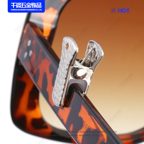 Metal long tail clip electroplated pattern flat mouth clip glasses chain clip rubber pad melon seed clip material thick and durable