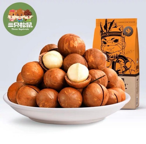 Three Squirrels Nut Mixed Gift Box (including peanuts, pecans, macadamia nuts, Hawaiian nuts, pine nuts, almonds, cashews, and hazelnuts)