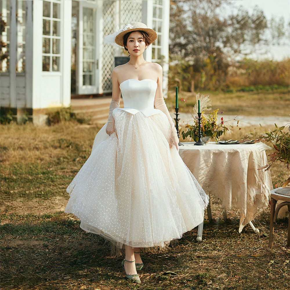 Vestido de boda ligero francés nuevo estilo de novia otoño / invierno francés vintage sen vestido de boda de pecho vestido de boda