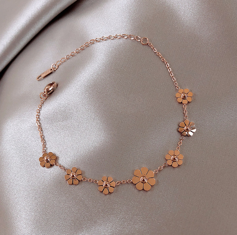 K-Style of Small Fresh Seven Flower Daisy Bracelet and Anklet for Women, Fashionable Titanium Steel 18K Rose Gold Flower Hand Jewelry