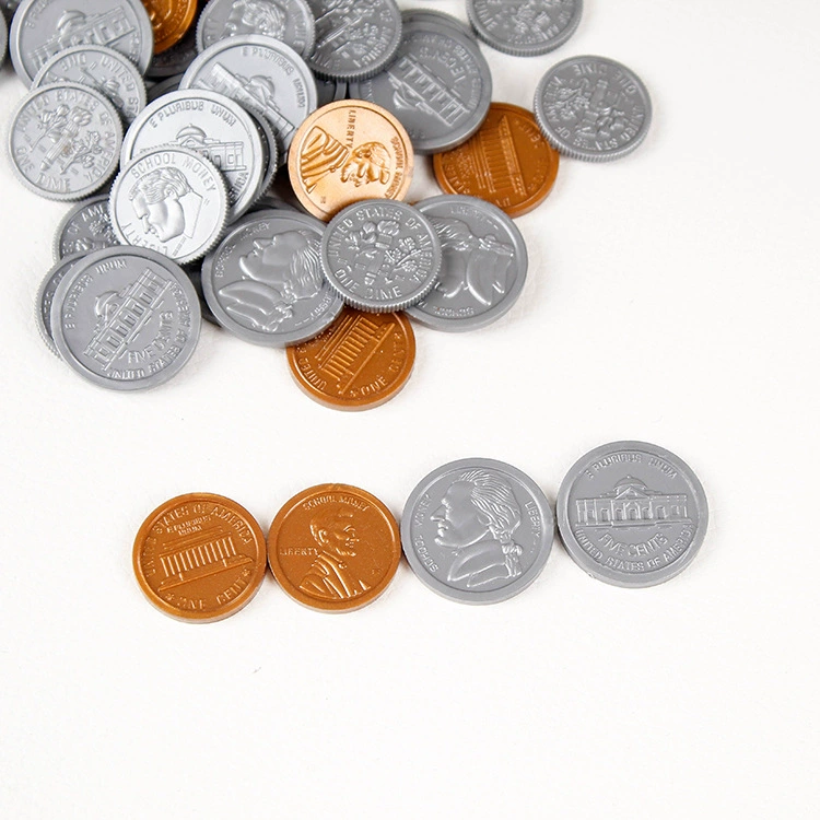 Производители производят пластиковые монеты в долларах США