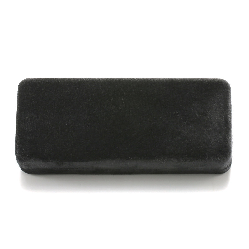 Caja de hierro de felpa negra