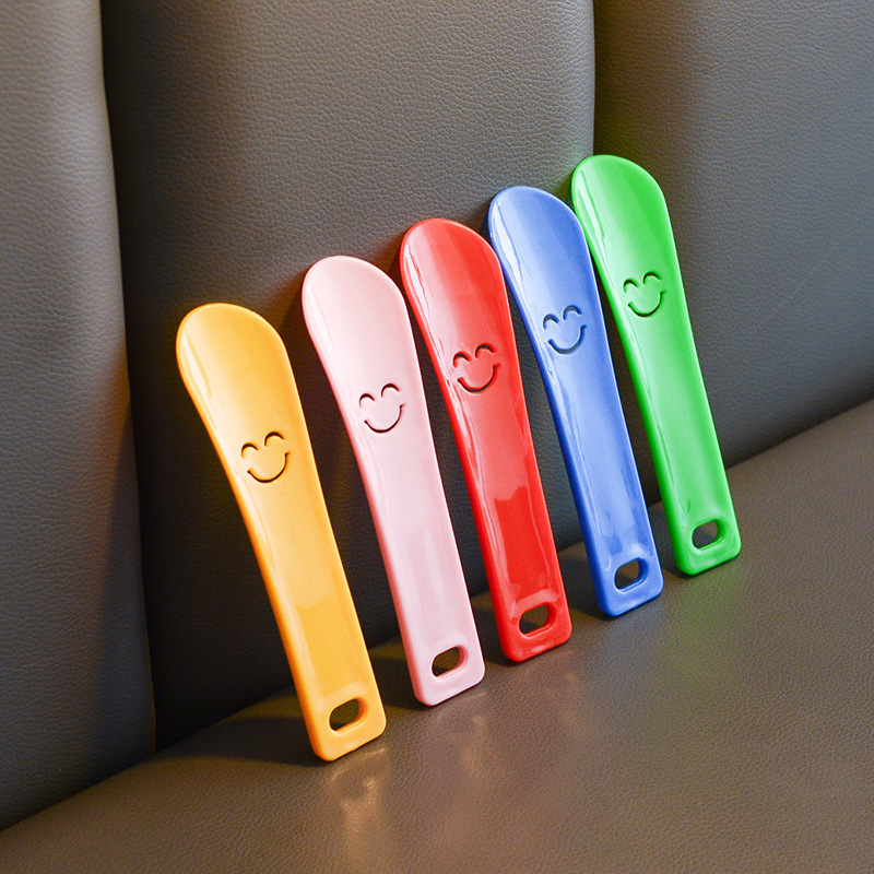 Shoe puller smiley face shoe lifting device shoe wearing artifact mini portable shoes Slipper household plastic small gift shoe smoking wholesale