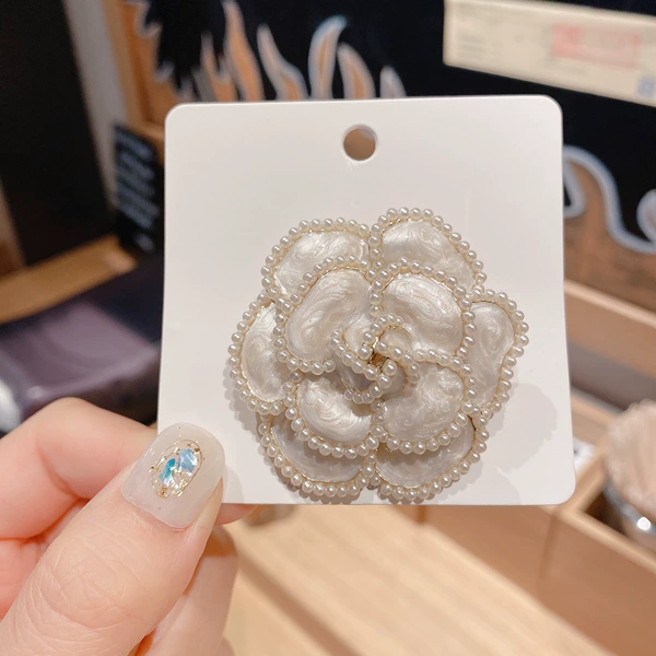 White brooch, light luxury style