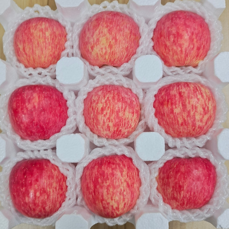 Shaanxi Yanan Luochuan High Mountain Red Fuji Apples, Fresh and Crisp Sweet Fruit in Season, Suitable for Pregnant Women, Wholesale and Direct Delivery from the Place of Origin