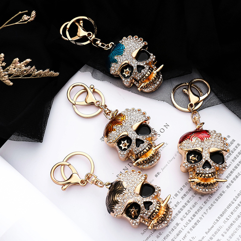 New European and American diamond-encrusted creative metal skull keychain stereo hip-hop car bag pendant factory direct supply