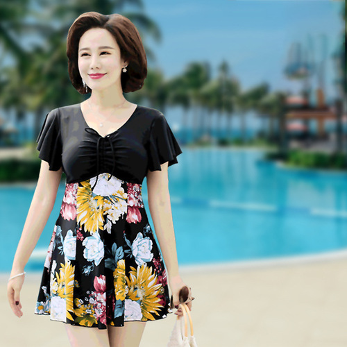 One-piece swimsuit for women, new large size, conservative, slimming and flesh-covering, fashionable print, Korean style mom style beach spa swimsuit