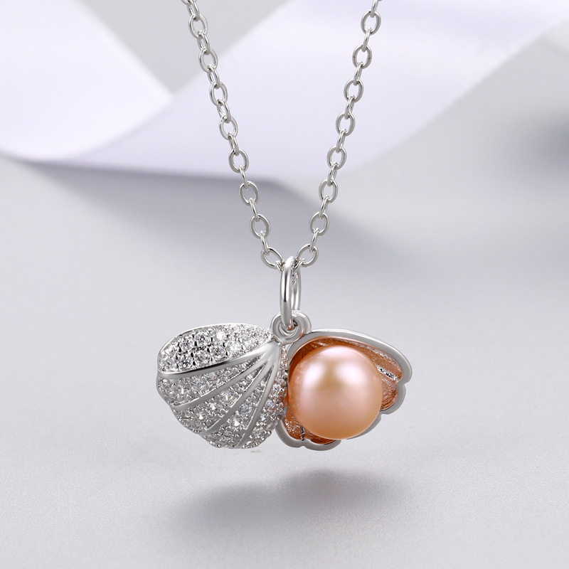 White platinum pendant pearl