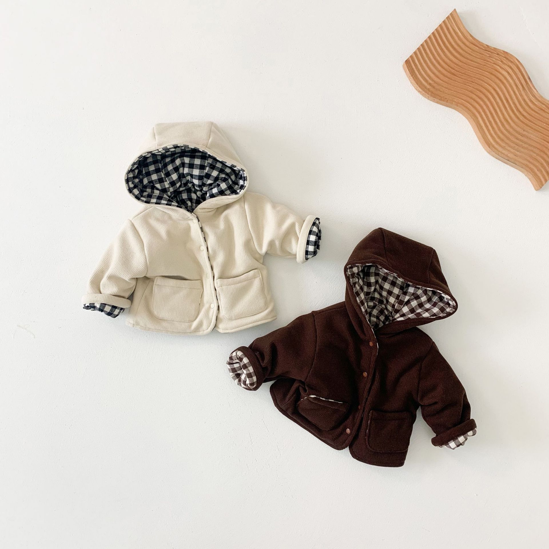 Chaqueta de algodón para niños engrosada de invierno Chaqueta acolchada de bebé a cuadros de estilo coreano Se puede usar en ambos lados Chaqueta de algodón para bebé caliente en stock