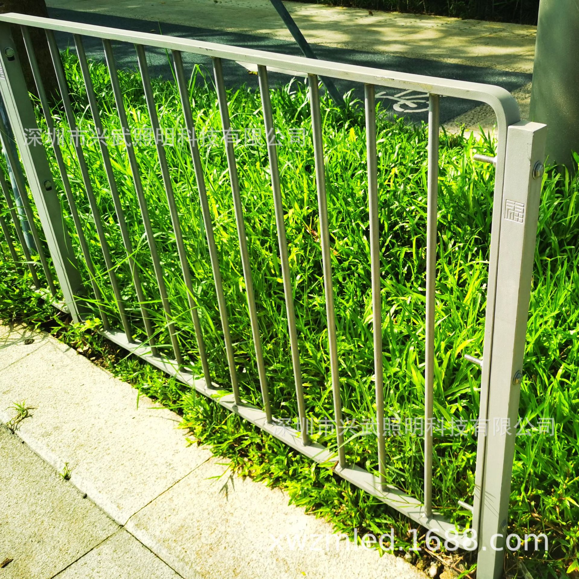 深圳新款护栏栏杆马路隔离栏防撞栏警示柱隔离柱桩墩路标铁马护栏