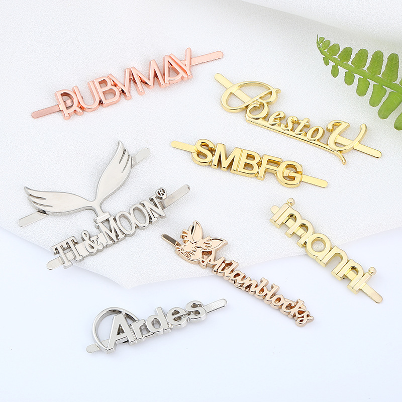 制五金箱包合金插脚标牌纯英文金属标女士帆布包金属耐磨定制铭牌