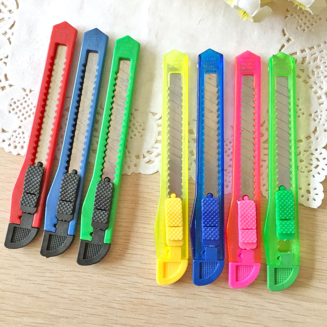 Oferta especial puesto tamaño pequeño color arte cuchillo barra transparente cuchillo de corte de papel cuchillo estudiante cuatro colores pluma cuchillo papel pintado cuchillo al por mayor