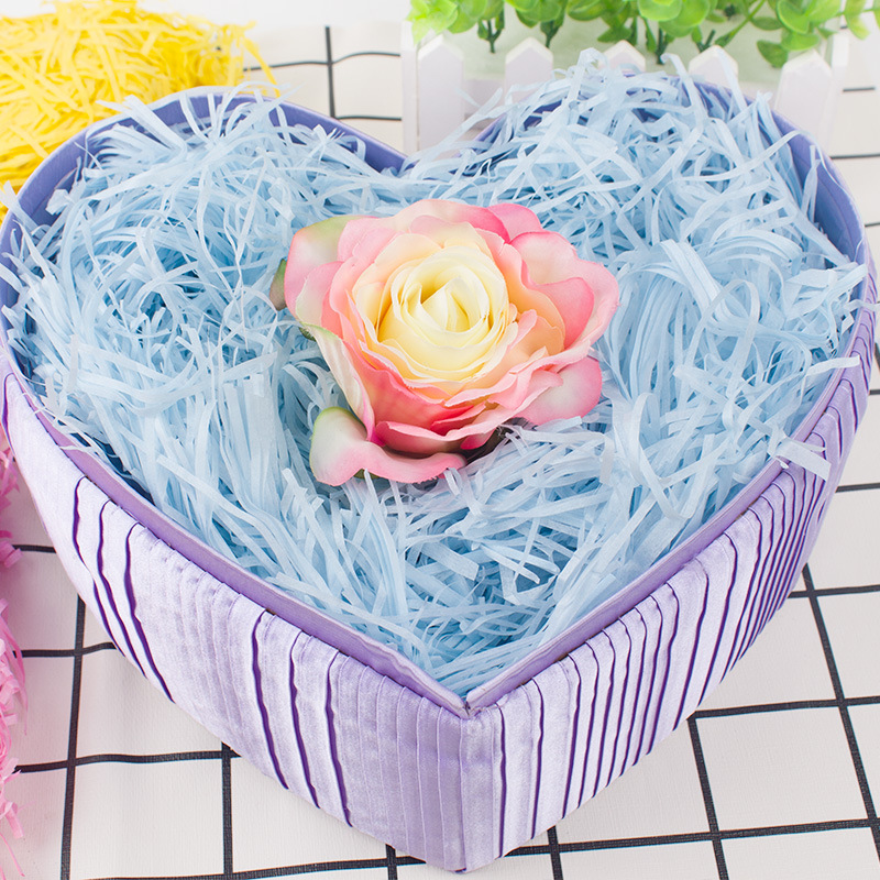 Rafia seda respetuosa con el medio ambiente papel triturado seda cosméticos fruta caramelo caja de regalo llena de color papel triturado seda en stock al por mayor