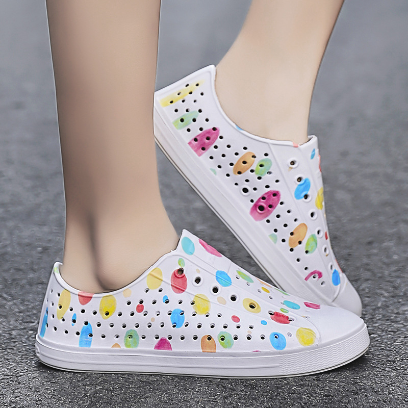 LUCHI zapatos con agujeros pareja verano nuevo estilo graffiti transpirable vadeo hueco hombres y mujeres sandalias de playa casuales en stock