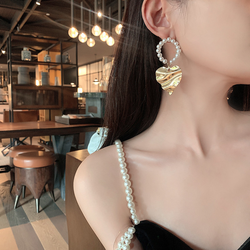 Pendientes grandes con forma de corazón de perlas, diseño moderno y exagerado, estilo de celebridad de internet, para mujer.