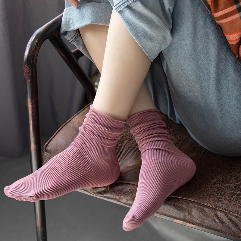 Otoño e invierno nuevos calcetines de rayas retro calcetines de algodón de media pantorrilla de color sólido japonés para mujer ins JK calcetines de mujer al por mayor