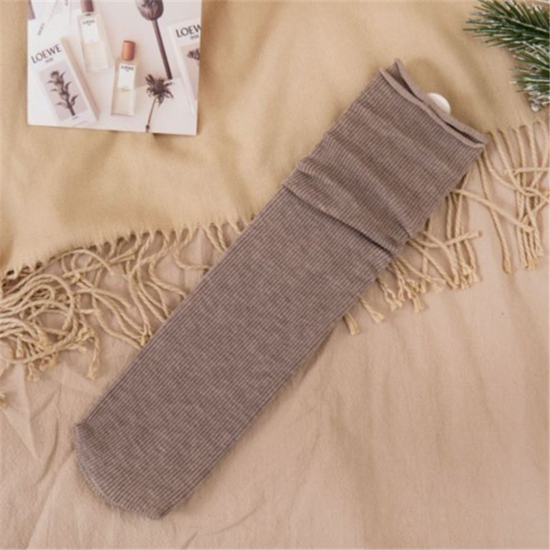 Otoño e invierno nuevos calcetines de rayas retro calcetines de algodón de media pantorrilla de color sólido japonés para mujer ins JK calcetines de mujer al por mayor