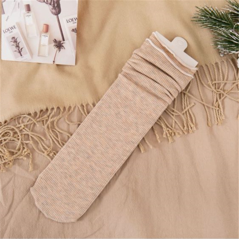 Otoño e invierno nuevos calcetines de rayas retro calcetines de algodón de media pantorrilla de color sólido japonés para mujer ins JK calcetines de mujer al por mayor