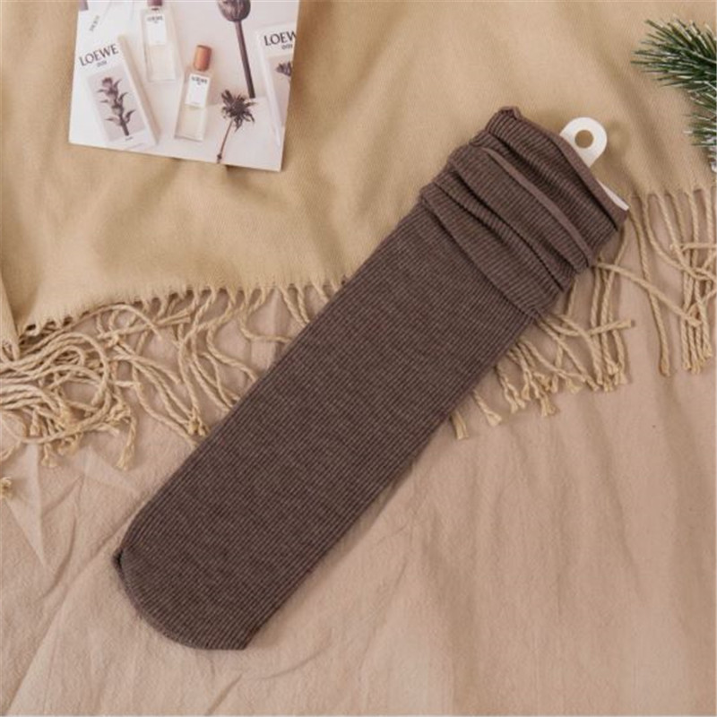 Otoño e invierno nuevos calcetines de rayas retro calcetines de algodón de media pantorrilla de color sólido japonés para mujer ins JK calcetines de mujer al por mayor