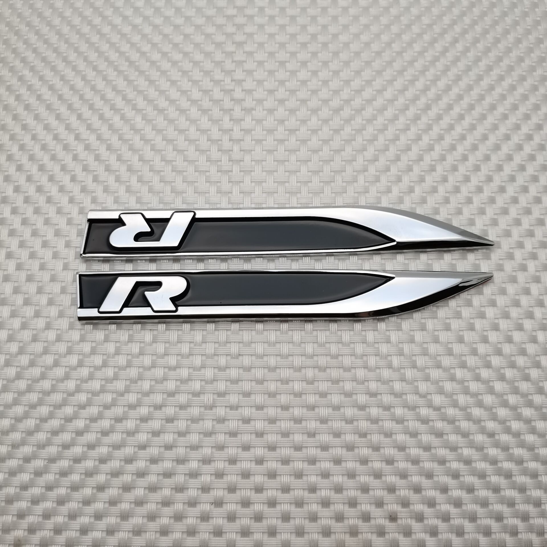 叶子板车标刀锋贴标 ABS塑料电镀标牌 大众R标 翼子板对标