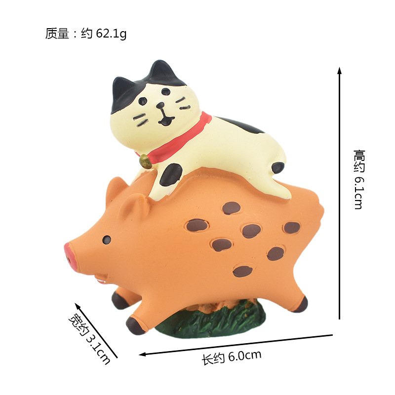 돼지를 타고 있는 고양이