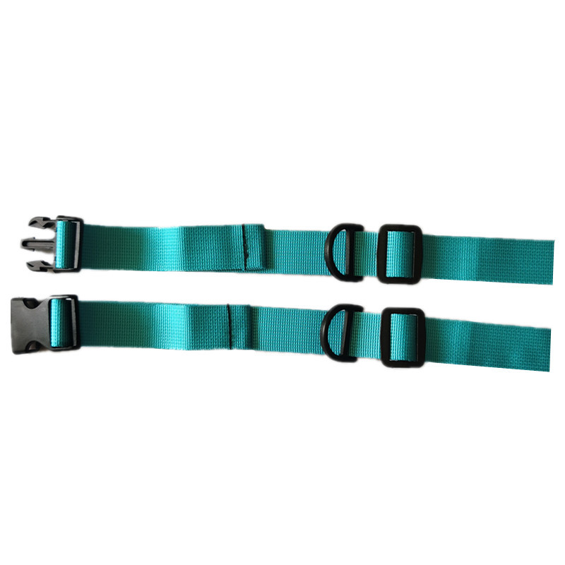 파란색 배낭 어깨 끈