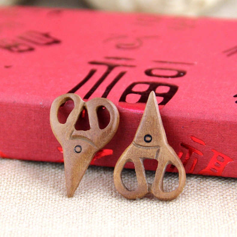 Изрезанные изящные scissors, аксессуары, деревянные бусины