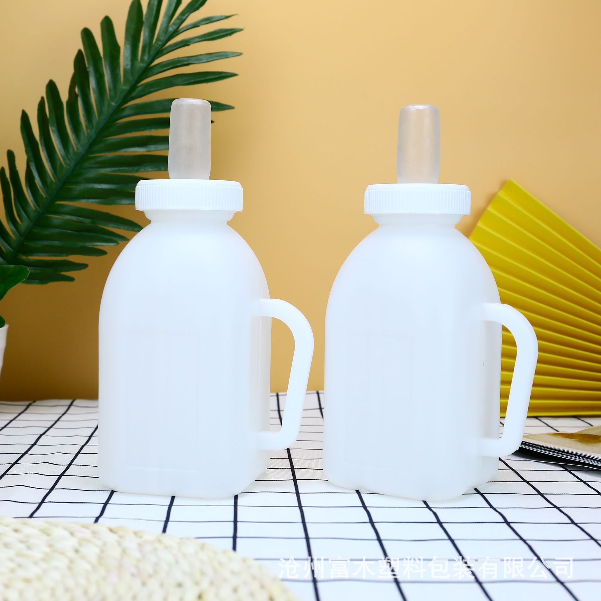 厂家定 制1L牛奶瓶塑料羔羊奶瓶犊牛喂奶壶犊牛羊猪喂奶壶奶嘴单