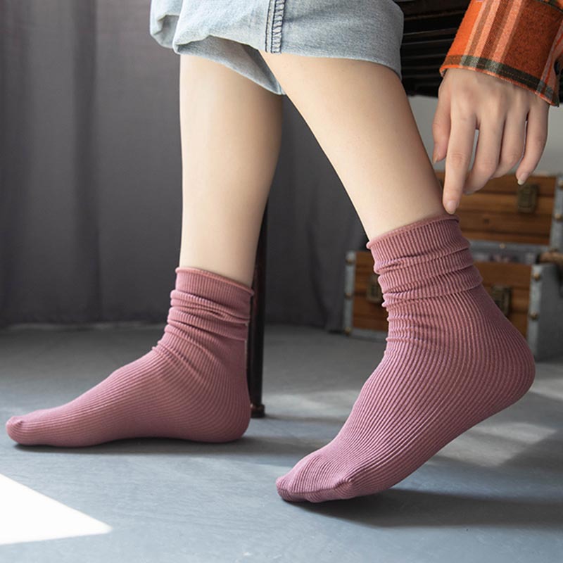 Otoño e invierno nuevos calcetines de rayas retro calcetines de algodón de media pantorrilla de color sólido japonés para mujer ins JK calcetines de mujer al por mayor