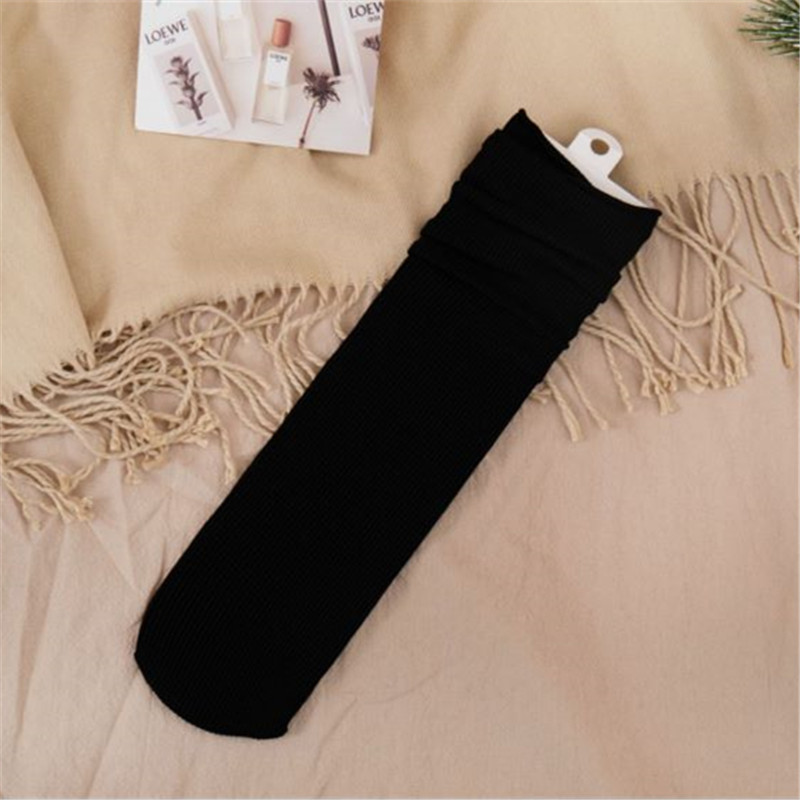 Otoño e invierno nuevos calcetines de rayas retro calcetines de algodón de media pantorrilla de color sólido japonés para mujer ins JK calcetines de mujer al por mayor