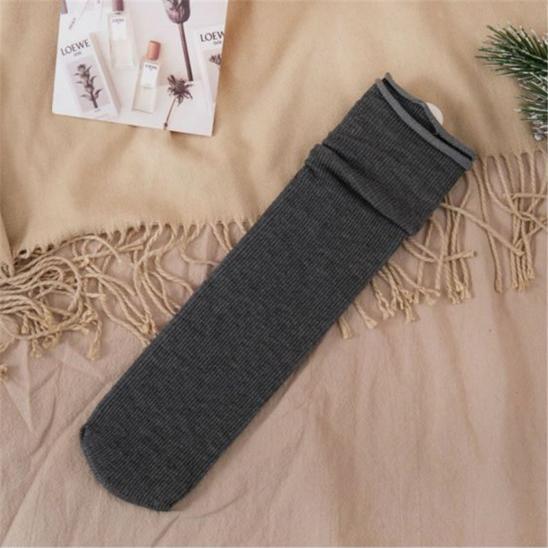Otoño e invierno nuevos calcetines de rayas retro calcetines de algodón de media pantorrilla de color sólido japonés para mujer ins JK calcetines de mujer al por mayor
