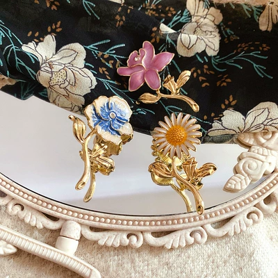 Chanel-Style Artistic Enamel Brooch – Yaxa sancaqları