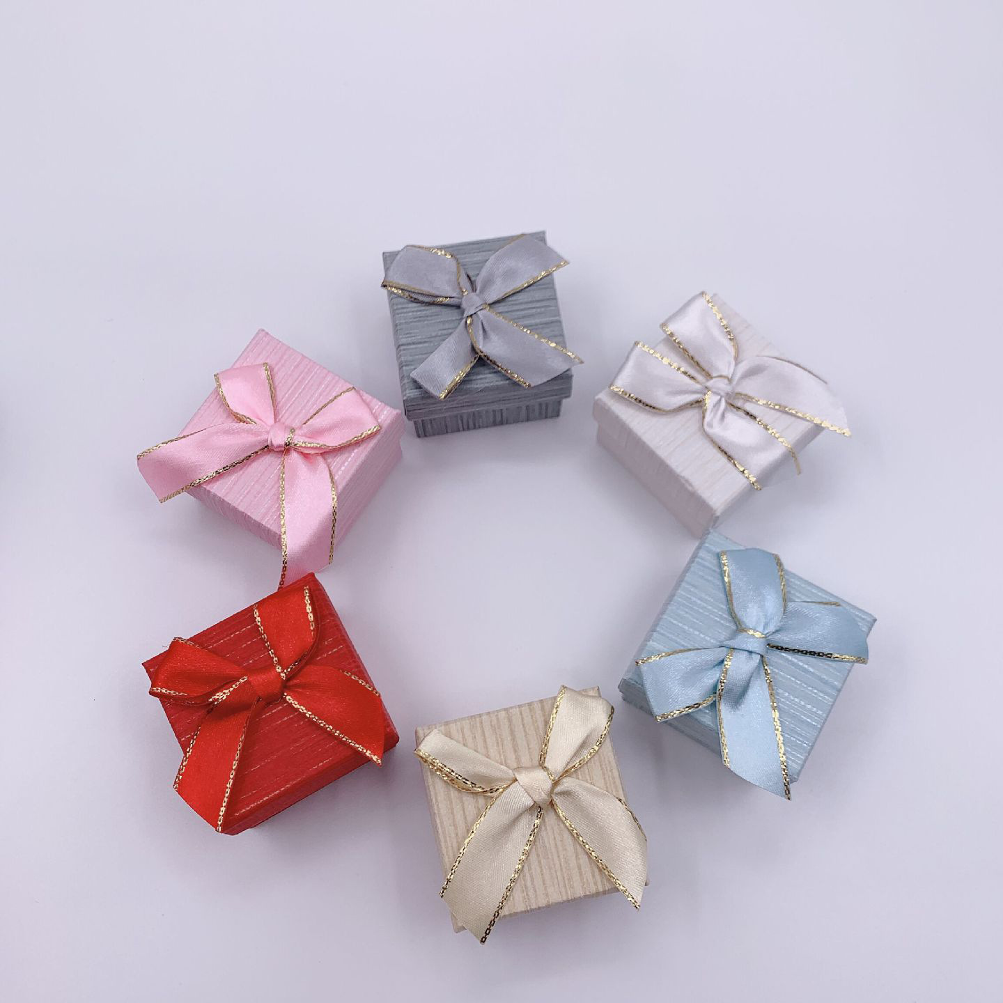 供应新款首饰戒指盒饰品盒纸盒纸制品包装盒耳环戒指盒胸针袖口盒